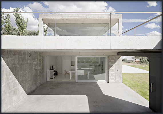 INFOGRAFIA 3D desarrollada por David García. Detalle de estructura de hormigón e integración de casa en paisaje real. Casa Rufo, ubicada en Toledo. Arquitecto: Alberto Campo B.